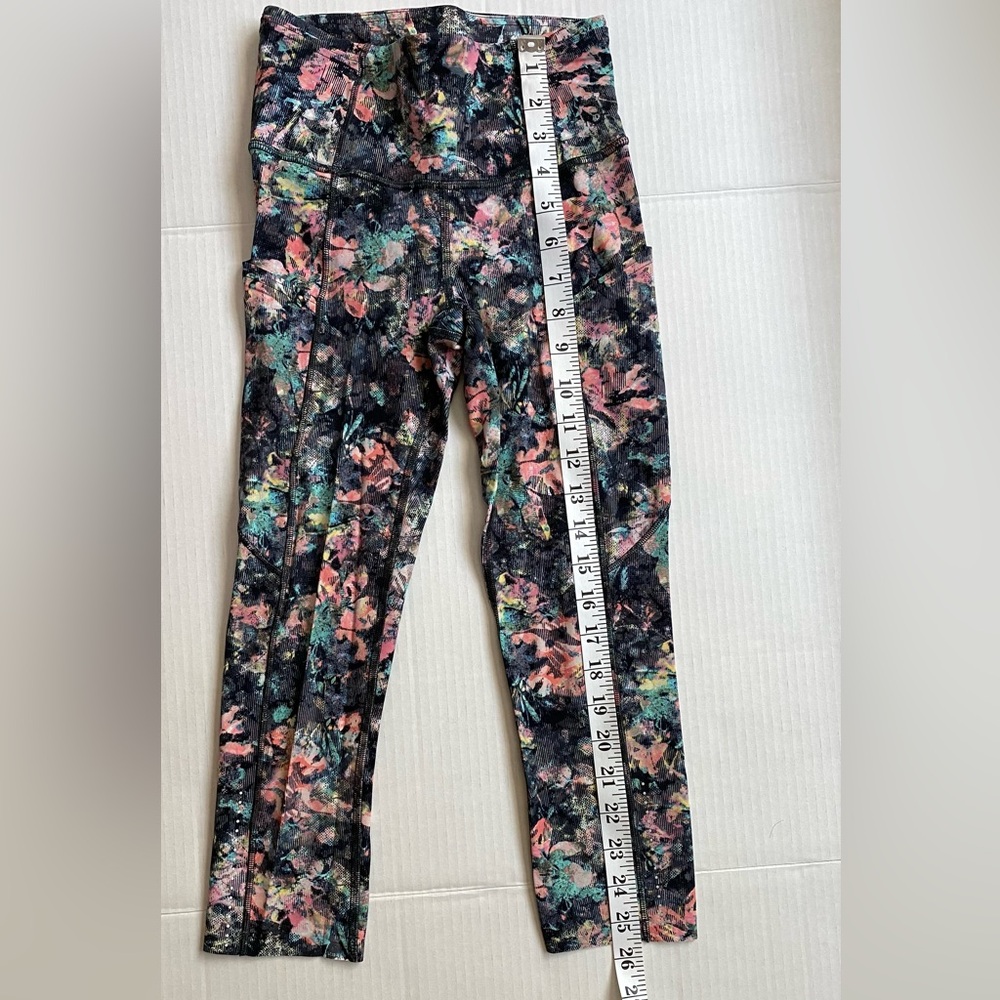 Lululemon Fast and Free cropped leggings in a size 2. In great condition.